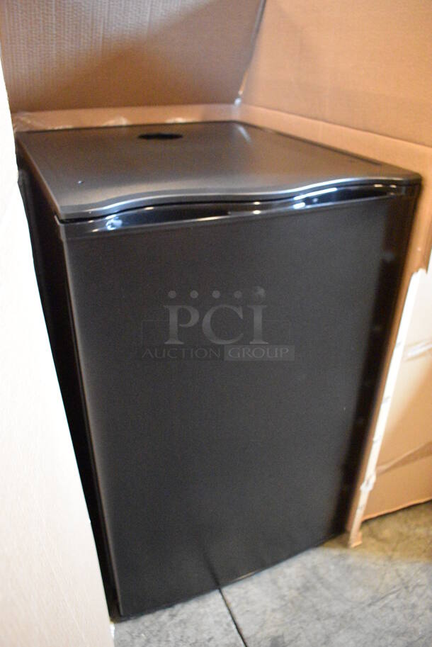 BRAND NEW! Model ZPJ-170 Metal Commercial Single Door Direct Draw Kegerator. Comes w/ Beer Tower! 21x25.5x33. Tested and Working! - Image 3 of 9