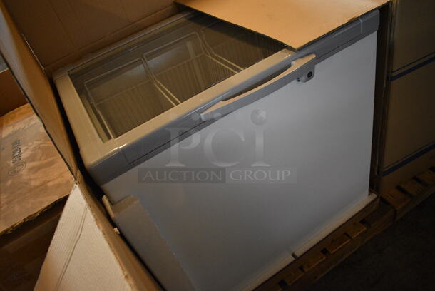 BRAND NEW! Model XS246YBL Metal Commercial Cooler Chest Showcase Merchandiser w/ 2 Sliding Lids. 110 Volts, 1 Phase. 33x26x33.5. Tested and Working! - Image 4 of 9