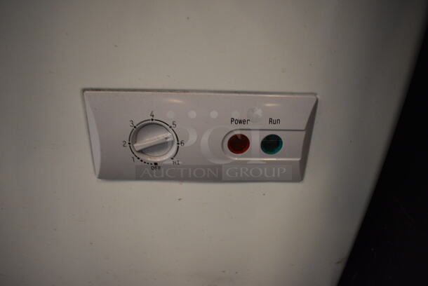 NICE! Omcan Metal Commercial Chest Freezer Merchandiser. 29x21x31. Tested and Working! - Image 4 of 4