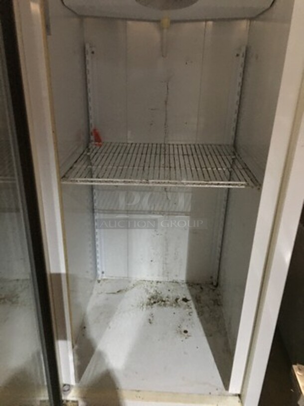 Fab! Master Bilt 1 Glass Door Refrigerated Reach In Showcase Merchandiser! With Poly Coated Racks! Model BMG27 Serial 123149NAA01! 115V 1Phase! - Image 5 of 9