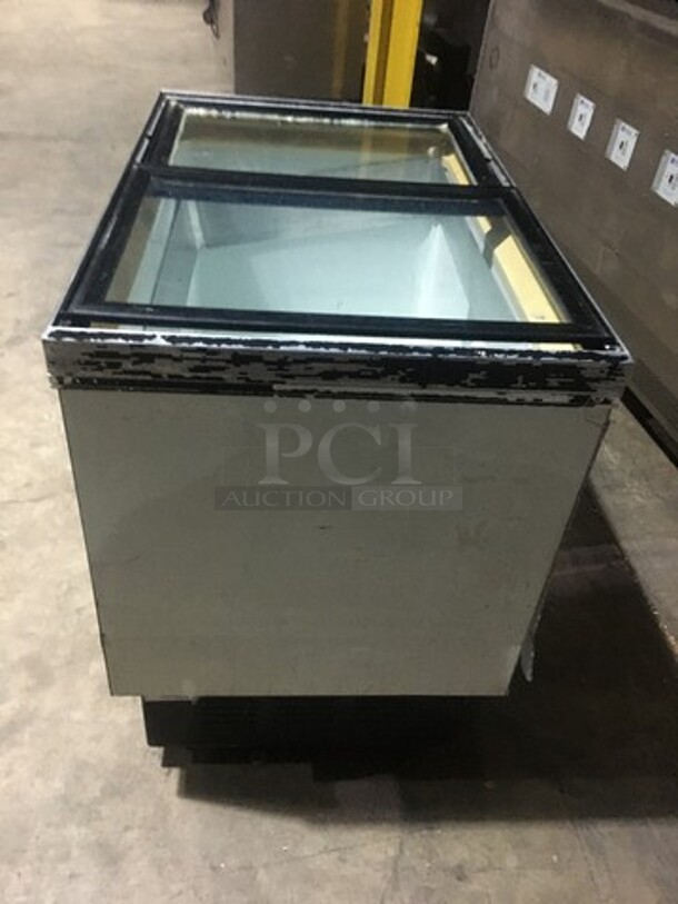 Hussmann Commercial Chest Freezer Merchandiser! With 2 Sliding Top Doors! - Image 4 of 7