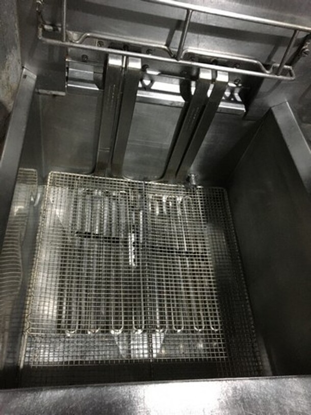 Pitco Commercial Electric Powered Dual Bay Deep Fat Fryer! With Backsplash! All Stainless Steel! Model FPH21721SC Serial 0702VH0004! 480V 3Phase! On Casters! - Image 6 of 12