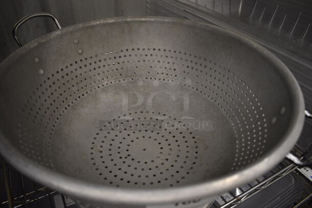 Metal Colander. 20x16x9 - Image 2 of 3