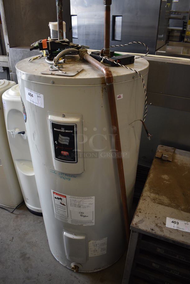 Bradford Model LD50S33G060 White Metal Commercial Automatic Storage Water Heater. 23x23x47