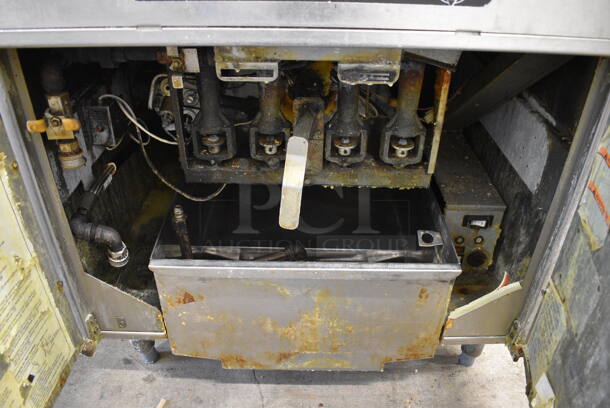 AWESOME! Pitco Frialator Model 24RUFM Stainless Steel Commercial Floor Style Natural Gas Powered Donut Fryer w/ Grease Trap. 72,000 BTU. 30x44x57 - Image 6 of 10