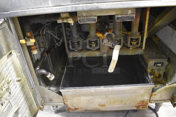 AWESOME! Pitco Frialator Model 24RUFM Stainless Steel Commercial Floor Style Natural Gas Powered Donut Fryer w/ Grease Trap. 72,000 BTU. 30x44x57 - Image 6 of 7