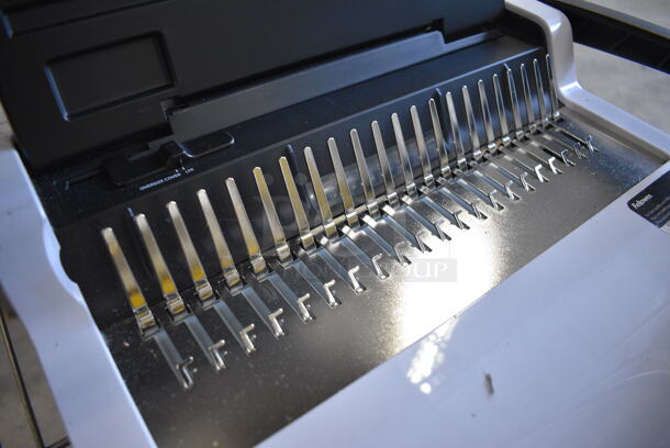 Fellowes Model CRC 50068 Pulsar Plastic Comb Binding Machine. 18x16x5 - Image 4 of 6