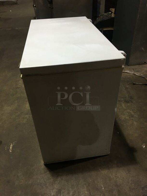 General Electric Commercial Chest Freezer! Model FCM9DMBWH Serial SF162088! 115V! - Image 2 of 7