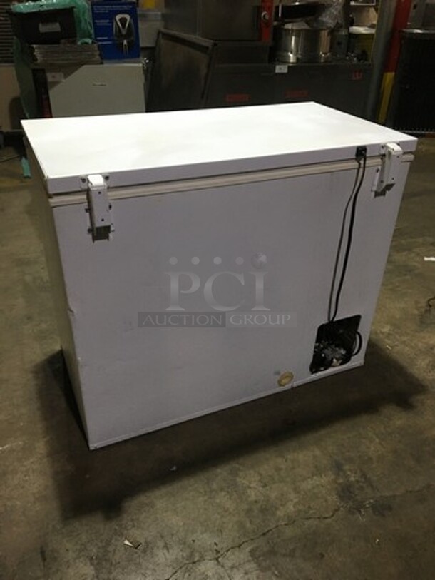 General Electric Commercial Chest Freezer! Model FCM9DMBWH Serial SF162088! 115V! - Image 3 of 7
