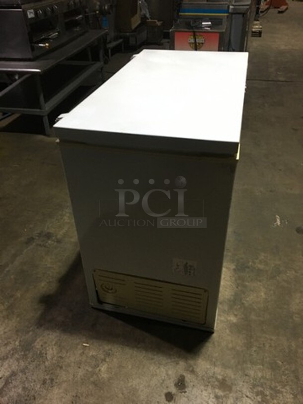 General Electric Commercial Chest Freezer! Model FCM9DMBWH Serial SF162088! 115V! - Image 4 of 7
