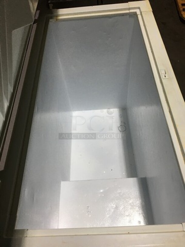 General Electric Commercial Chest Freezer! Model FCM9DMBWH Serial SF162088! 115V! - Image 5 of 7