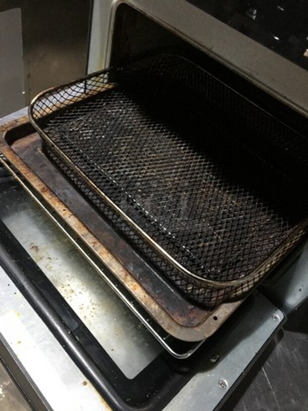 Oster Countertop Air Fryer/Grill Pan! With View Through Door! Model TSSTTVMAF1! 120V! - Image 6 of 9