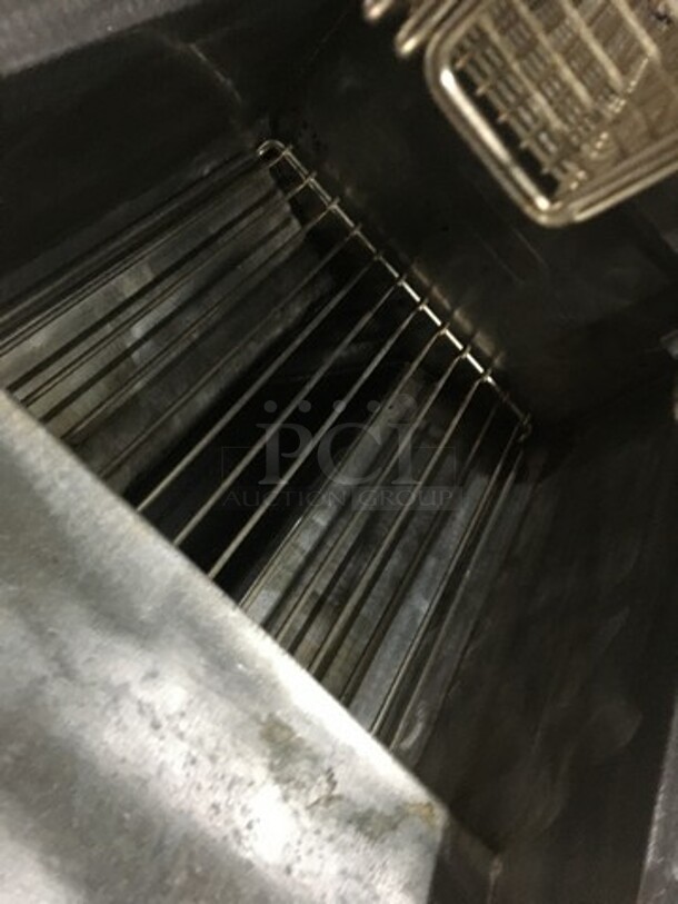 AMAZING! Frymaster Commercial Natural Gas Powered 4 Bay Deep Fat Fryers! With Backsplash! With 8 Metal Frying Baskets! With Grease Filter! All Stainless Steel! Model FPPH455SC Serial 1301IF0051! 110/120V 1Phase! On Commercial Casters! - Image 6 of 12