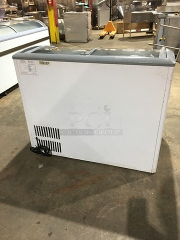 Avanti Commercial Chest Freezer Display Merchandiser! With 2 Sliding Top Doors! 115V! - Image 4 of 8