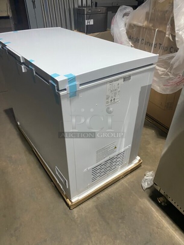 NEW IN THE BOX! Diamond Commercial Chest Freezer! With Manufacturer Warranty! Model DCF44! 115V! - Image 3 of 12