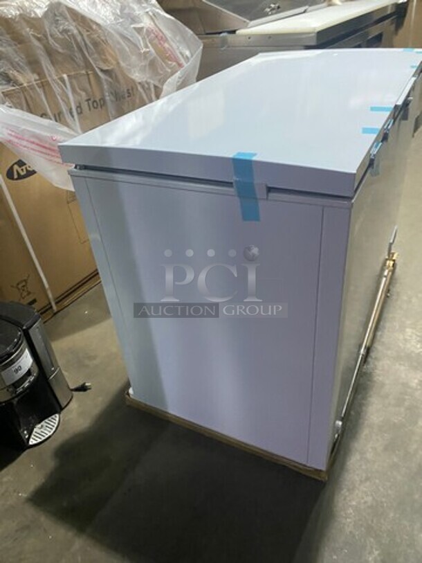 NEW IN THE BOX! Diamond Commercial Chest Freezer! With Manufacturer Warranty! Model DCF44! 115V! - Image 4 of 12