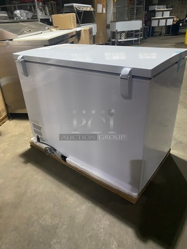 NEW IN THE BOX! Diamond Commercial Chest Freezer! With Manufacturer Warranty! Model DCF44! 115V! - Image 5 of 12