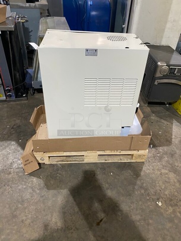WOW! NEW IN BOX! FBD 2 Handle Electric Powered Counter Top Dual Slushy/Margarita Machine! Model FBD562RC! 1 Phase!  - Image 8 of 9