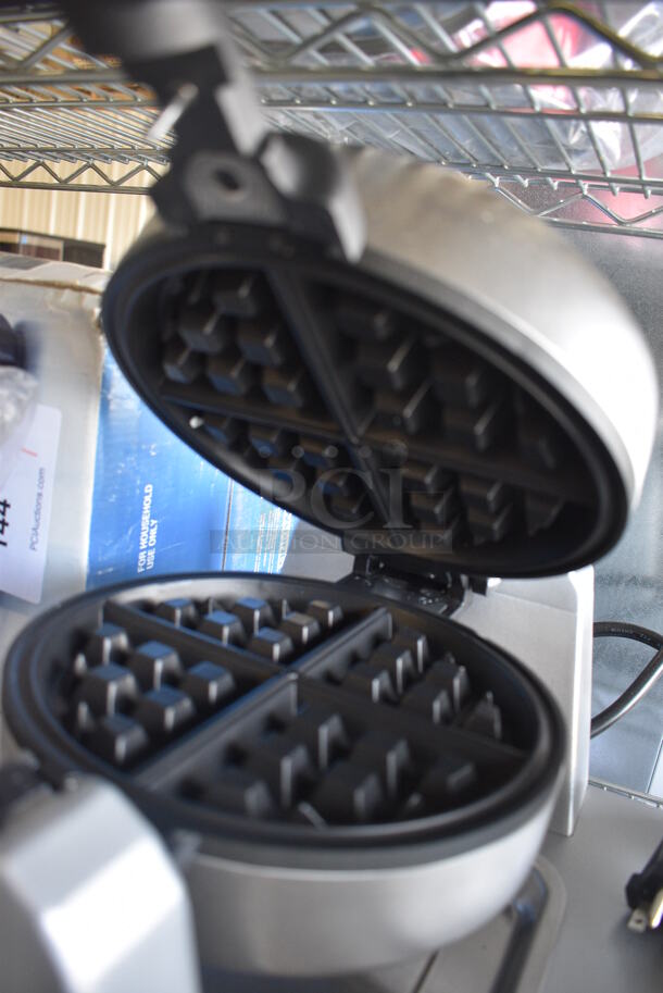 NICE! Waring Metal Commercial Countertop Belgian Waffle Maker. 20x18x10. Tested and Working! - Image 4 of 5