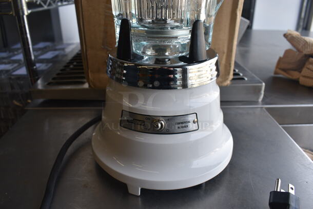 BRAND NEW SCRATCH AND DENT! Waring Model 51BL32 Metal Commercial Countertop Blender Base w/ Glass Pitcher. Does Not Have Lid. 120 Volts, 1 Phase. 7x7x15. Tested and Working! - Image 2 of 8