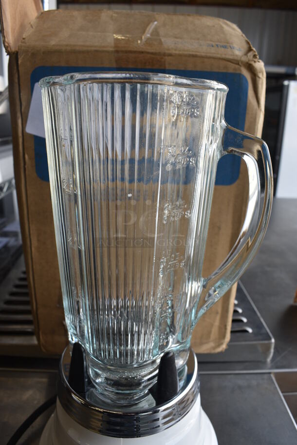 BRAND NEW SCRATCH AND DENT! Waring Model 51BL32 Metal Commercial Countertop Blender Base w/ Glass Pitcher. Does Not Have Lid. 120 Volts, 1 Phase. 7x7x15. Tested and Working! - Image 4 of 8