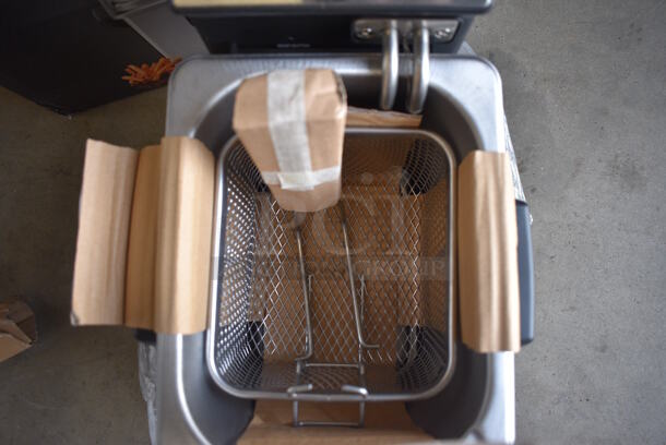 IN ORIGINAL BOX! Waring Metal Countertop Electric Powered Deep Fat Fryer. 9x13x10 - Image 4 of 5