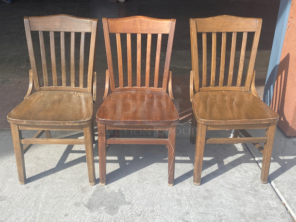 BEAUTIFUL! Solid Wood Vertical Slat Chairs with Rounded Back. 

17x16x35

3x Your Bid

Some Chairs are slightly darker than others.  - Image 1 of 7