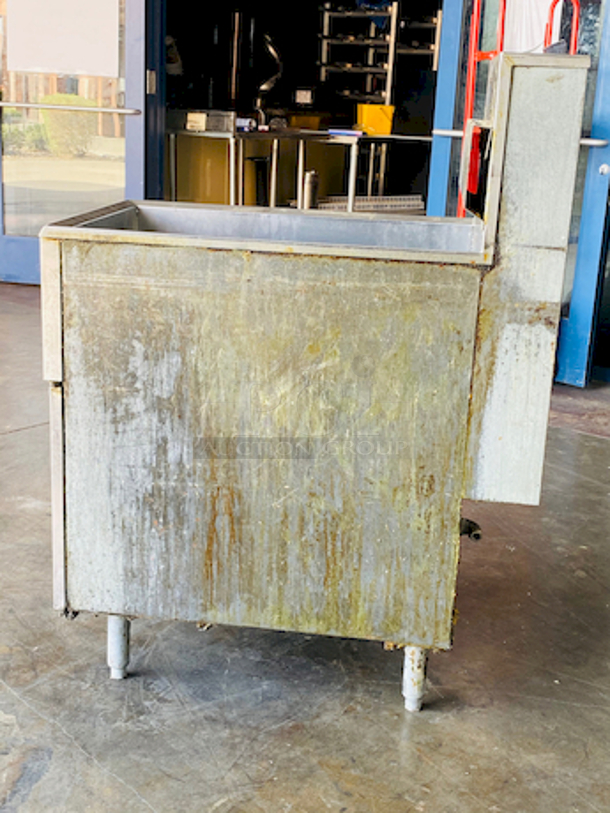 EXCELLENT! Pitco 65C+ Deep Fryer.

Oil Capacity 65-80 lbs, 18 x 18” fry area, 150,000btu/hr

20x34-1/2x47 - Image 5 of 8