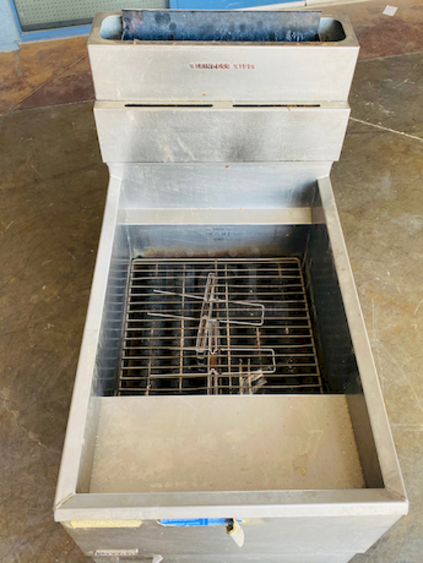 EXCELLENT! Pitco 65C+ Deep Fryer.

Oil Capacity 65-80 lbs, 18 x 18” fry area, 150,000btu/hr

20x34-1/2x47 - Image 6 of 8