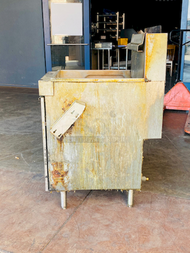 AWESOME! Vulcan LG500-1 65-70 lb. Natural Gas Floor Fryer - 150,000 BTU

Overall Dimensions:
Left to Right: 21"
Front to Back: 29 1/2"
Height: 47 5/8"
Frying Area: 19 1/2" x 14"
Oil Capacity: 65-70 lb. - Image 3 of 7
