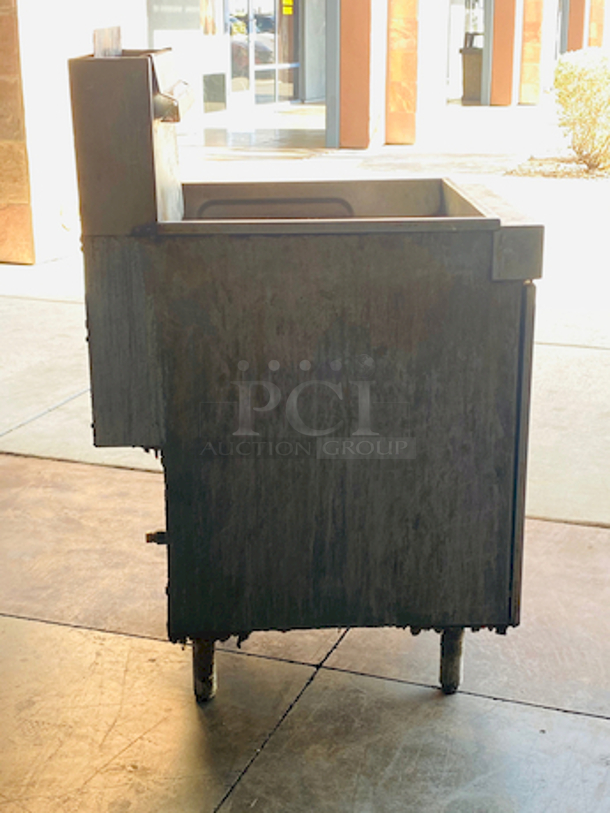AWESOME! Vulcan LG500-1 65-70 lb. Natural Gas Floor Fryer - 150,000 BTU

Overall Dimensions:
Left to Right: 21"
Front to Back: 29 1/2"
Height: 47 5/8"
Frying Area: 19 1/2" x 14"
Oil Capacity: 65-70 lb. - Image 5 of 7