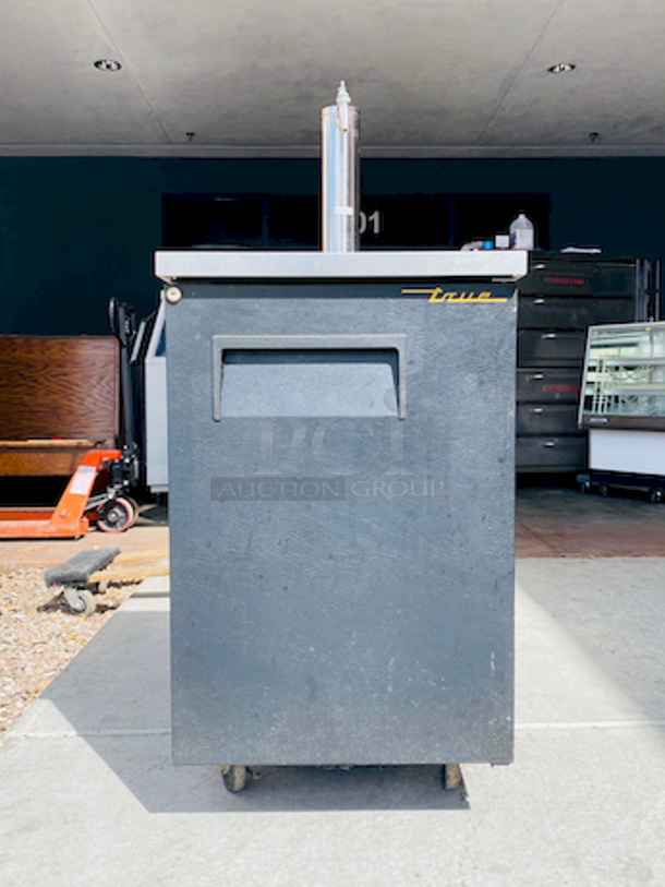 True TDD-1 24" Draft Beer System w/ (1) Keg Capacity - (1) Column, Black, 115v On Commercial Casters. In working Order. 

24x30-1/4x51-1/2 - Image 1 of 7