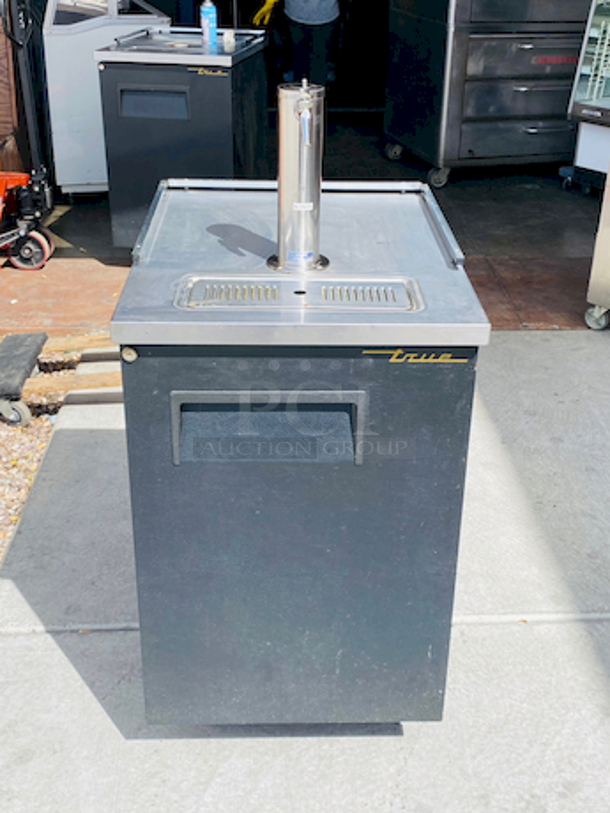 True TDD-1 24" Draft Beer System w/ (1) Keg Capacity - (1) Column, Black, 115v On Commercial Casters. In working Order. 

24x30-1/4x51-1/2 - Image 2 of 7