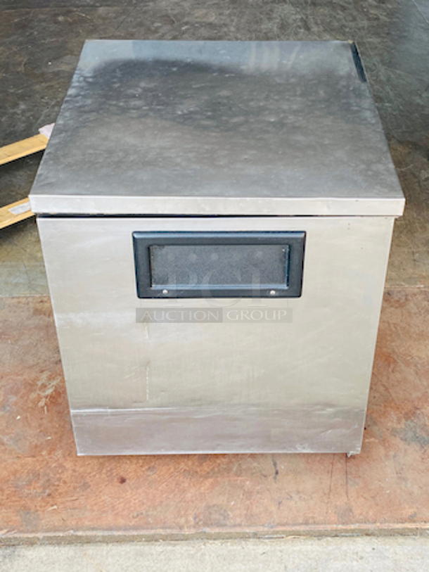 SWEET! True TUC-27 27" W Undercounter Refrigerator w/ (1) Section & (1) Right Hinge Door, 115v.

Tested. Turns on and gets down to temperature. 

27-1⁄2 in. W x 30 in. D x 36 in. H
2 A, 1⁄6 HP
115 V/60 Hz/1 ph, 7-ft. cord with a NEMA 5-15P plug

Damage to the interior of the door. - Image 2 of 10