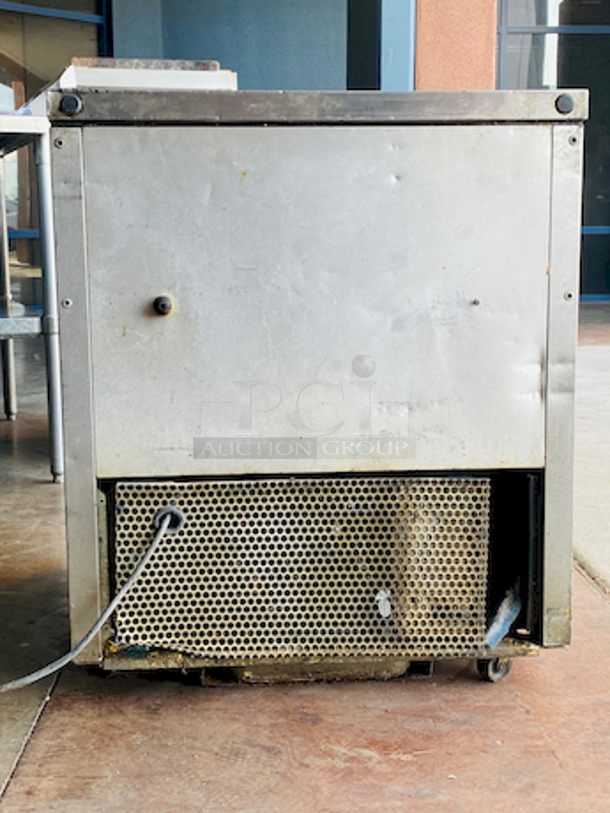 SWEET! True TUC-27 27" W Undercounter Refrigerator w/ (1) Section & (1) Right Hinge Door, 115v.

Tested. Turns on and gets down to temperature. 

27-1⁄2 in. W x 30 in. D x 36 in. H
2 A, 1⁄6 HP
115 V/60 Hz/1 ph, 7-ft. cord with a NEMA 5-15P plug

Damage to the interior of the door. - Image 5 of 10
