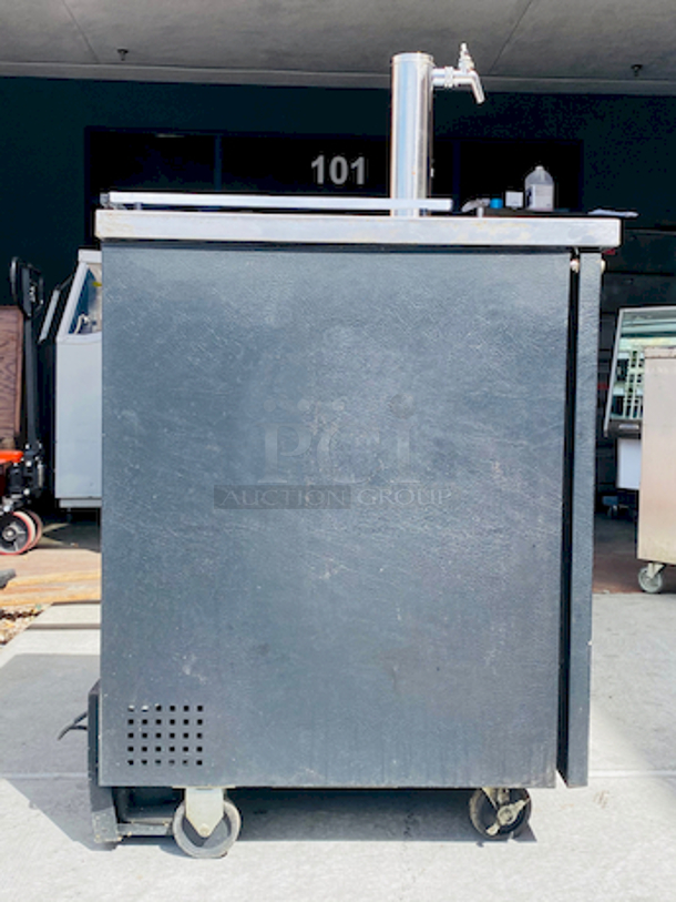 True TDD-1 24" Draft Beer System w/ (1) Keg Capacity - (1) Column, Black, 115v On Commercial Casters. In working Order. 

24x30-1/4x51-1/2 - Image 3 of 7