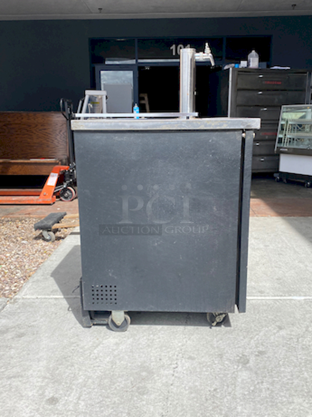True TDD-1 24" Draft Beer System w/ (1) Keg Capacity - (1) Column, Black, 115v On Commercial Casters. In working Order. 

24x30-1/4x51-1/2 - Image 4 of 7
