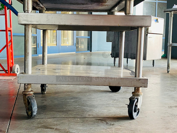 SWEET! Stainless Steel Equipment Stand with Undershelf on Commercial Casters.

26x30x24


 - Image 2 of 8