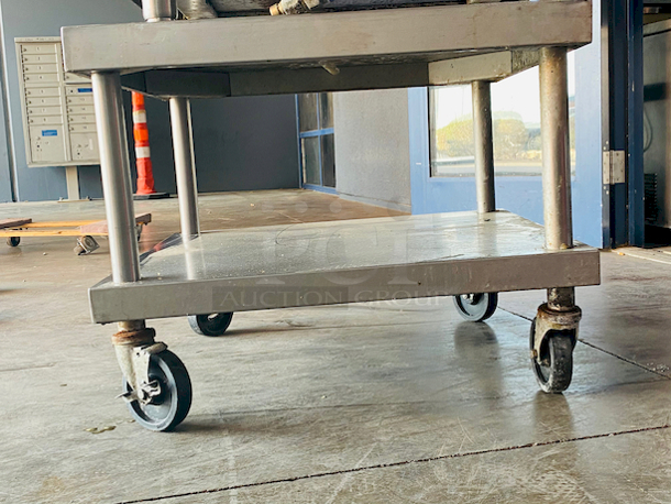 SWEET! Stainless Steel Equipment Stand with Undershelf on Commercial Casters.

26x30x24


 - Image 4 of 8