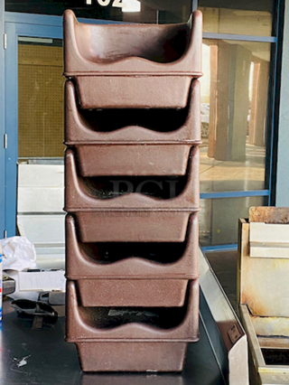 SWEET! Set Of 5 Cambro 100BC-131 - Booster Seats. 

Material: Polyethylene
Height	11.25"
Length	8.13"
Weight	2.54 lbs.
Width	11.63"

5x Your Bid