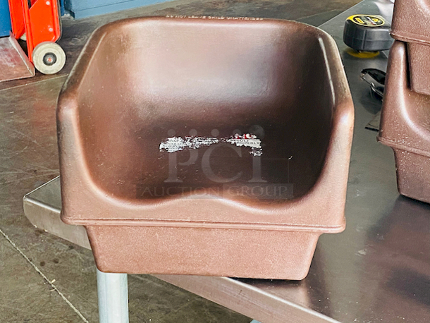 SWEET! Set Of 5 Cambro 100BC-131 - Booster Seats. 

Material: Polyethylene
Height	11.25"
Length	8.13"
Weight	2.54 lbs.
Width	11.63"

5x Your Bid - Image 2 of 8