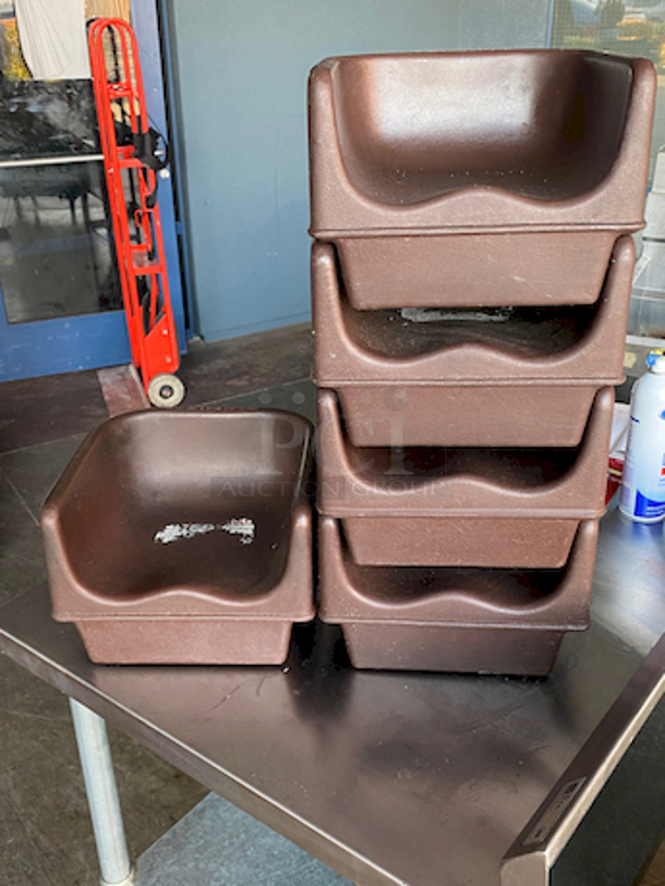 SWEET! Set Of 5 Cambro 100BC-131 - Booster Seats. 

Material: Polyethylene
Height	11.25"
Length	8.13"
Weight	2.54 lbs.
Width	11.63"

5x Your Bid - Image 7 of 8