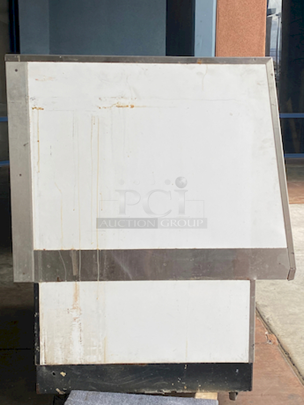 SWEET! Federal industries Model VL-48 Lighted Bakery Display Case. 120v, 60hz, 1ph 2amps. 
Tested. Lights are Working. 

Features:

Four Shelves (Two Tiers)
Three Interior Lights
Mirrored Sides
Smoked Glass Rear Doors
Sliding Rear Doors
Glass Top and Front - Image 3 of 8