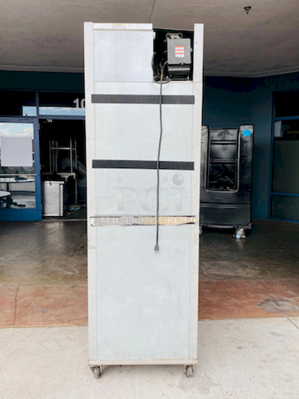 SWEET!! Beverage Air HF1-1HS-DEF-18 Horizon Series 26" Solid Half Door Reach-In Freezer with New Compressor. Tested Turns On and Gets Freezing. On Commercial Casters. 

115v, 60Hz, 1phase
26x32x83 - Image 3 of 6