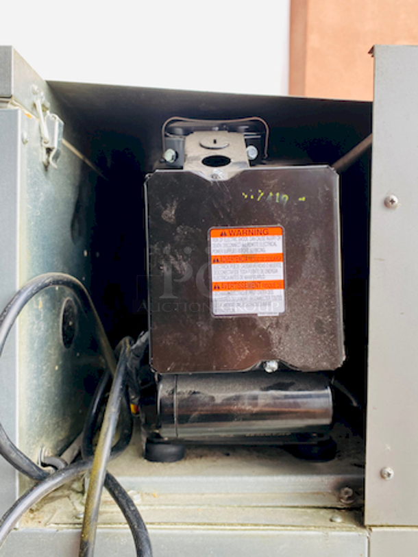 SWEET!! Beverage Air HF1-1HS-DEF-18 Horizon Series 26" Solid Half Door Reach-In Freezer with New Compressor. Tested Turns On and Gets Freezing. On Commercial Casters. 

115v, 60Hz, 1phase
26x32x83 - Image 5 of 6