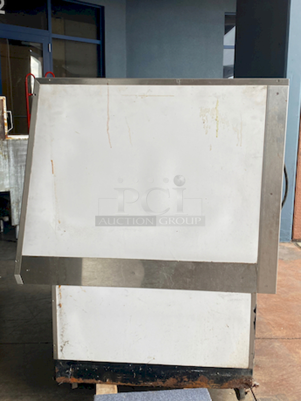 SWEET! Federal industries Model VL-48 Lighted Bakery Display Case. 120v, 60hz, 1ph 2amps. 
Tested. Lights are Working. 

Features:

Four Shelves (Two Tiers)
Three Interior Lights
Mirrored Sides
Smoked Glass Rear Doors
Sliding Rear Doors
Glass Top and Front - Image 8 of 8
