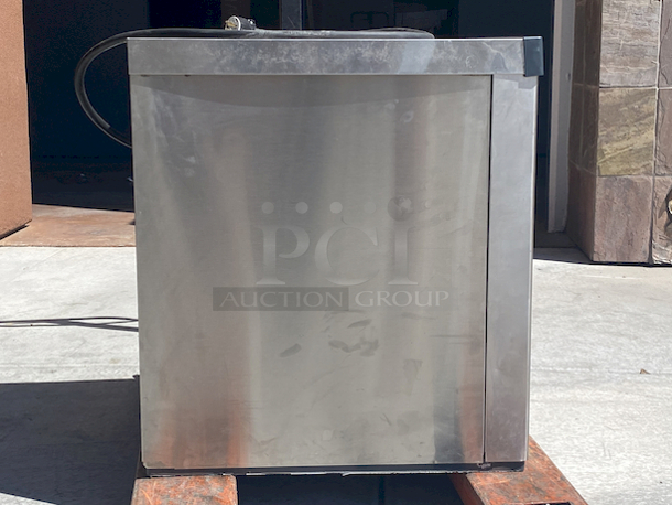 NUGGETS STYLE ICE! Scotsman N0922W-32B 1094 Lb Nugget Ice Machine - Water Cooled, Prodigy Series Ice Maker.

removed From Raising Cane's

Nugget style ice
Water-cooled, self-contained condenser
Up to 1094 lb production/24 hours
Stainless steel finish
208-230 volts, 60 Hz, 1-phase, 17.9 amps
UL, NSF, CE

22.9” x 24” x 27” - Image 2 of 10