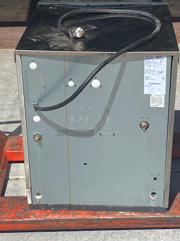 NUGGETS STYLE ICE! Scotsman N0922W-32B 1094 Lb Nugget Ice Machine - Water Cooled, Prodigy Series Ice Maker.

removed From Raising Cane's

Nugget style ice
Water-cooled, self-contained condenser
Up to 1094 lb production/24 hours
Stainless steel finish
208-230 volts, 60 Hz, 1-phase, 17.9 amps
UL, NSF, CE

22.9” x 24” x 27” - Image 5 of 10