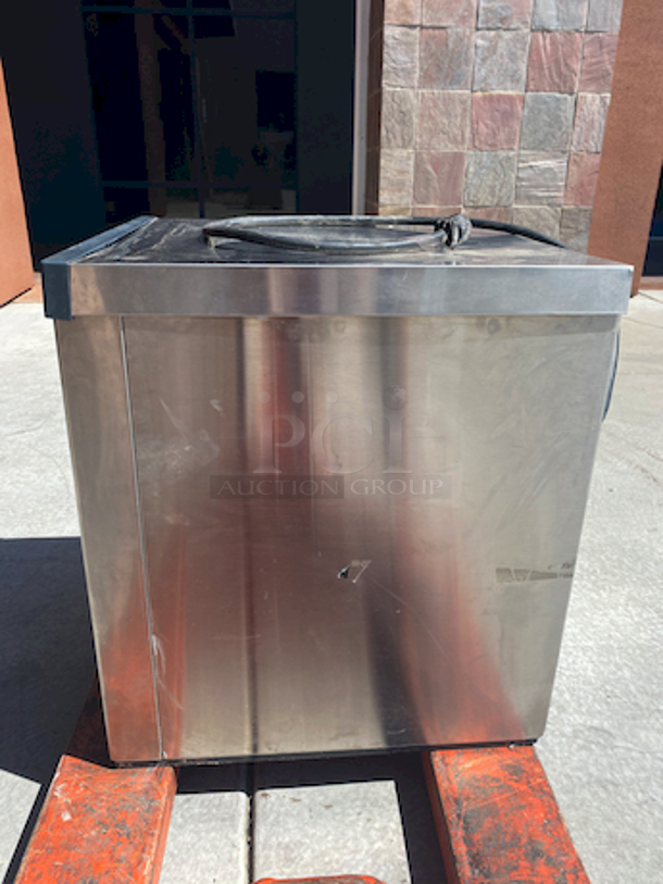 NUGGETS STYLE ICE! Scotsman N0922W-32B 1094 Lb Nugget Ice Machine - Water Cooled, Prodigy Series Ice Maker.

removed From Raising Cane's

Nugget style ice
Water-cooled, self-contained condenser
Up to 1094 lb production/24 hours
Stainless steel finish
208-230 volts, 60 Hz, 1-phase, 17.9 amps
UL, NSF, CE

22.9” x 24” x 27” - Image 6 of 10
