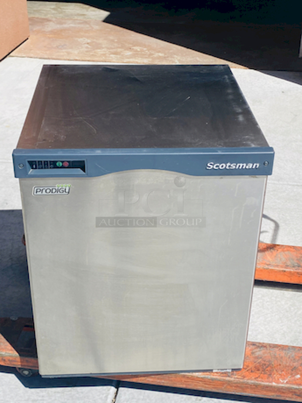 NUGGETS STYLE ICE! Scotsman N0922W-32B 1094 Lb Nugget Ice Machine - Water Cooled, Prodigy Series Ice Maker. removed From Raising Cane's Nugget style ice Water-cooled, self-contained condenser Up to 1094 lb production/24 hours Stainless steel finish 208-230 volts, 60 Hz, 1-phase, 17.9 amps UL, NSF, CE 22.9” x 24” x 27”	 - Image 2 of 10